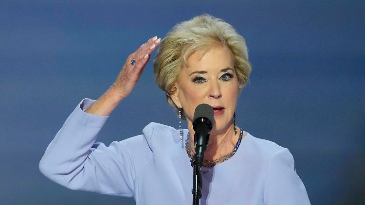 Linda McMahon unterstützt Wrestling-Fan Trump seit vielen Jahren mit Geld oder wirbt für ihn; wie beim Parteitag der Republikaner im Juli.