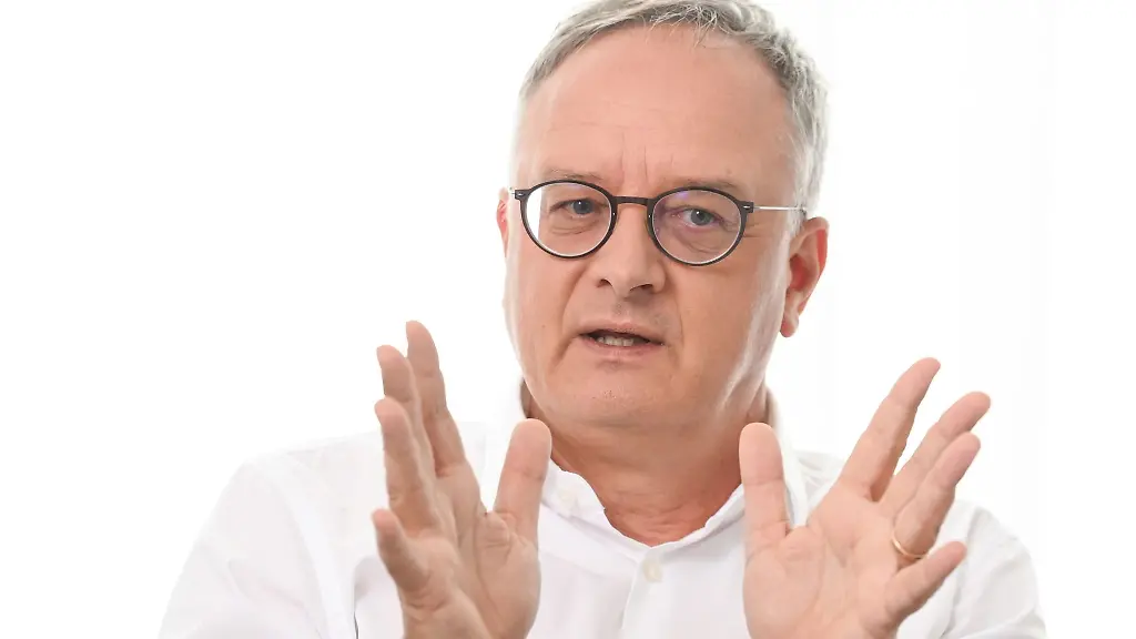 Andreas-Stoch-der-Landesvorsitzende-der-SPD-in-Baden-Wuerttemberg-und-Vorsitzende-der-Landtagsfraktion-bei-einem-Interview