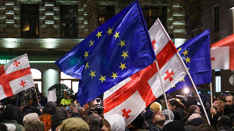 Die EU hatte den Beitrittsprozess bereits ausgesetzt.