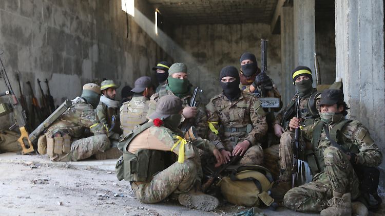 Syrische Rebellen während einer Kampfpause im Norden des Landes.