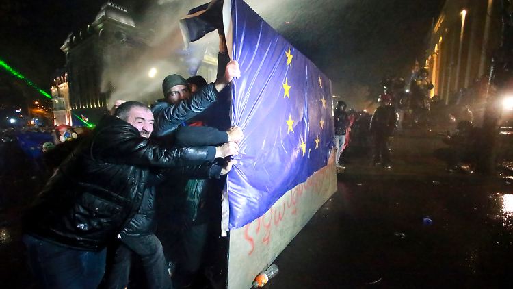 Viele vor allem jüngere Menschen in Georgien verküpfen Hoffnungen mit einem EU-Beitritt ihres Landes. Doch der ist jetzt erst mal vom Tisch.