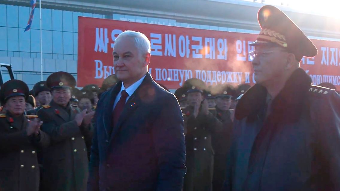 Der nordkoreanische No Kwang Chol begrüßt seinen russischen Amtskollegen Beloussow in Pjöngjang.