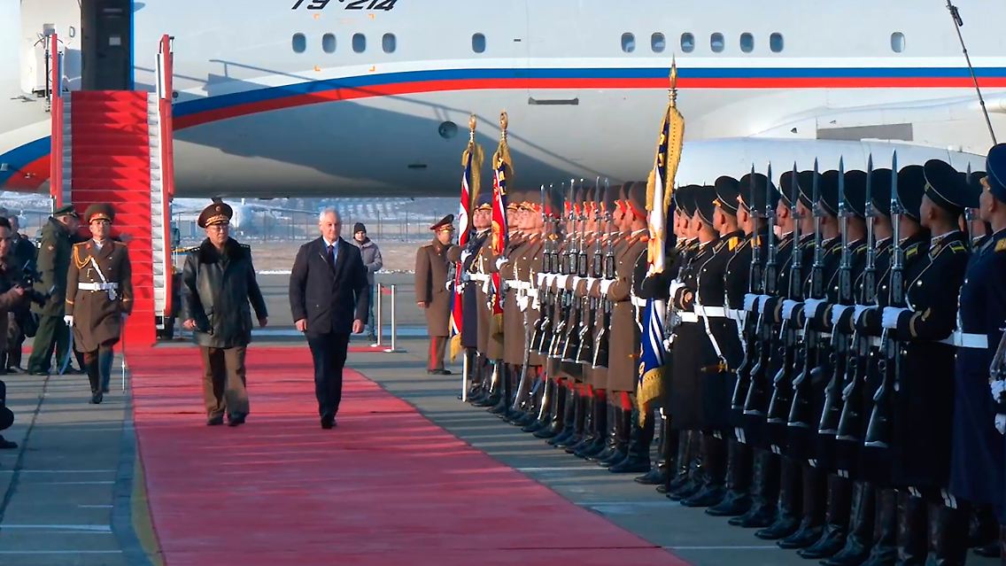 Militärempfang: Für den russischen Verteidigungsminister Andrei Beloussow wird bei seiner Ankunft in Pjöngjang ein roter Teppich ausgerollt.