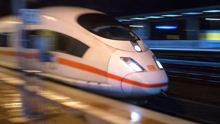 ICE-Züge der Deutschen Bahn sollen nachts leer um Berlin herum fahren, heißt es in einem Bericht.