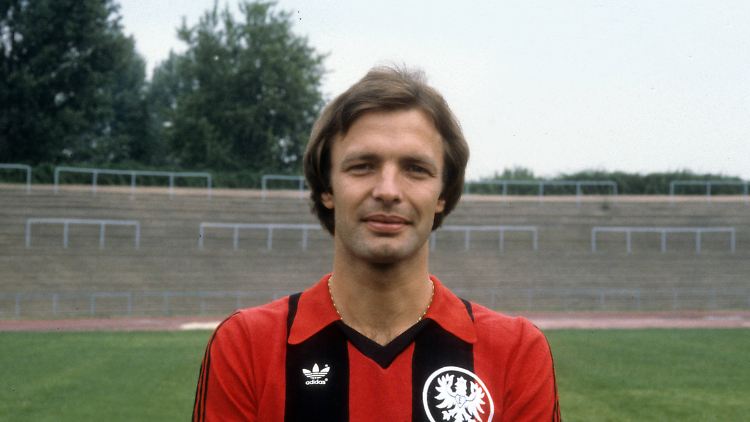 Charly Körbel mit einem Trikot, das jeder Hipster kaufen würde.