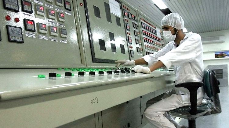 Ein Techniker arbeitet in einer iranischen Uranumwandlungsanlage.
