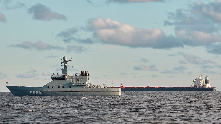 Ein dänisches Marinepatrouillenschiff überwacht die "Yi Peng 3" seit mehreren Tagen in der Ostsee.