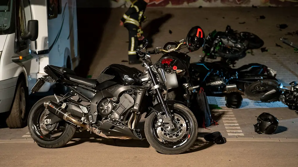 Auf-einem-Parkplatz-in-Wiesbaden-liegen-Motorraeder-nach-einem-Unfall-auf-dem-Boden