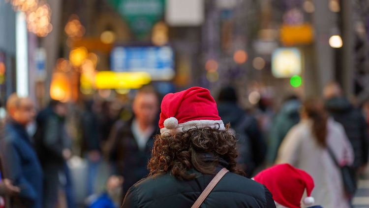Viele Menschen reisen zu Weihnachten mit Bahn oder Bus, um die Feiertage mit ihren Liebsten zu verbringen.