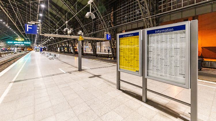 Die weißen Ankunftspläne hängen nur an 570 Bahnhöfen.