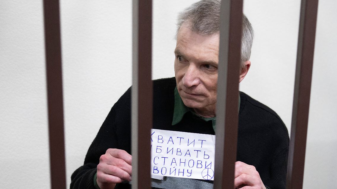 Vor Gericht hält der inhaftierte Kremlkritiker Alexej Gorinow ein Schild mit der russischen Aufschrift "Stoppt das Töten, stoppt den Krieg" in den Händen.