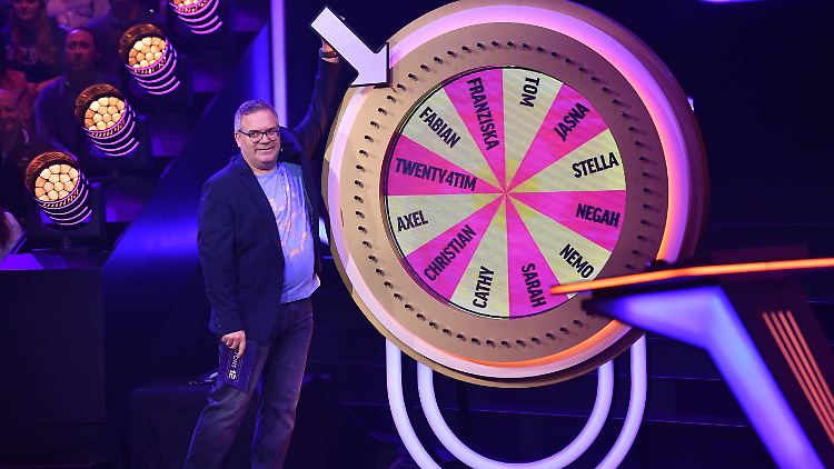 Bei "Eltons 12" dreht der Moderator schon auch mal am Rad.