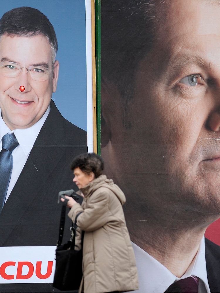Hamburgs Erster Bürgermeister Christoph Ahlhaus (links) attackiert seinen SPD-Herausforderer Olaf Scholz.