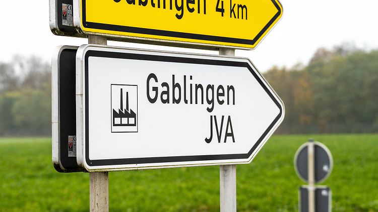 In der JVA Augsburg-Gablingen soll es über einen längeren Zeitpunkt zu erheblichen Misshandlungen von Gefangenen gekommen sein.