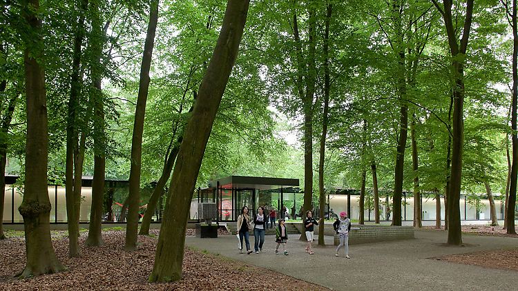 Mitten im Wald versteckt und in einem Nationalpark liegt das Kröller-Müller Museum.