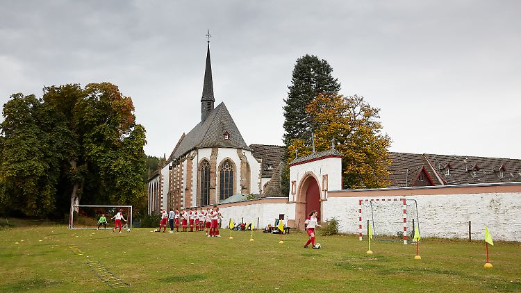 Ebenso mächtige wie mächtig verstörende Kulisse: Das mittlerweile leerstehende Trappistenkloster Mariawald in der Eifel.