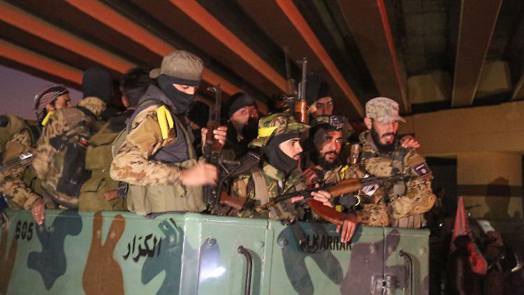 Milizen des syrischen Ablegers von Al-Kaida ziehen in Aleppo ein. 
