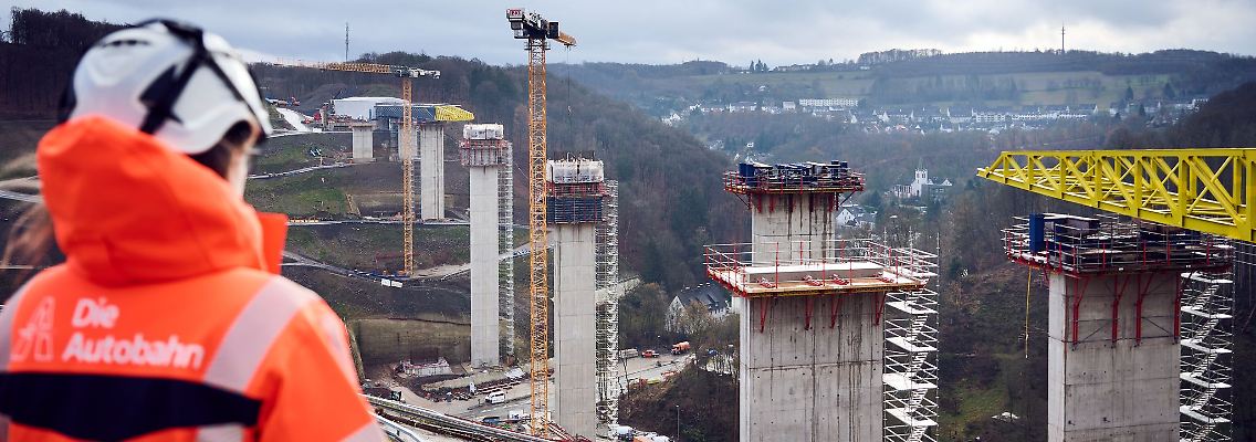 Mehrere Pfeiler für das erste Teilstück der neuen Rahmede-Talbrücke stehen schon.