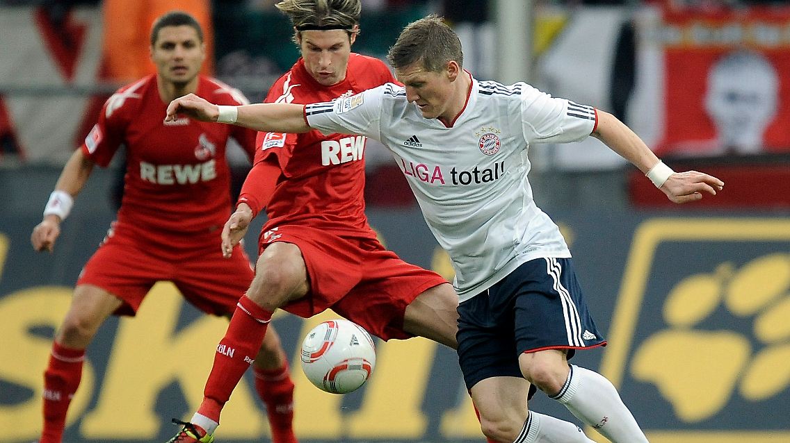So wie hier Bastian Schweinsteiger gegen Martin Lanig haben die Bayern in Köln alles im griff.