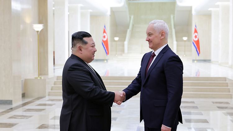 Machthaber Kim Jong Un (l) und der russische Verteidigungsminister Andrej Beloussow sichern sich ihre Unterstützung zu.  