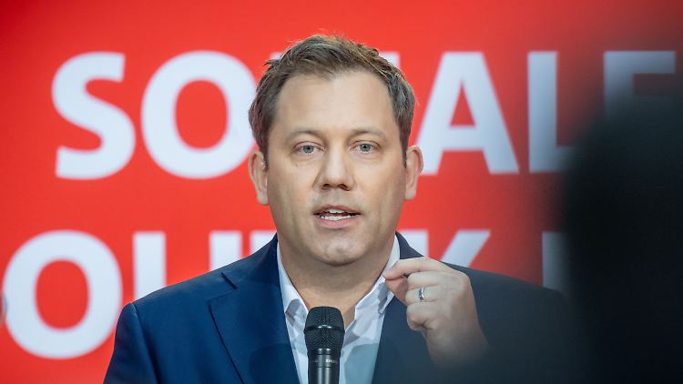 Man mache keinen Wahlkampf auf dem Rücken von Beschäftigten, mahnte Klingbeil in Richtung Merz. 