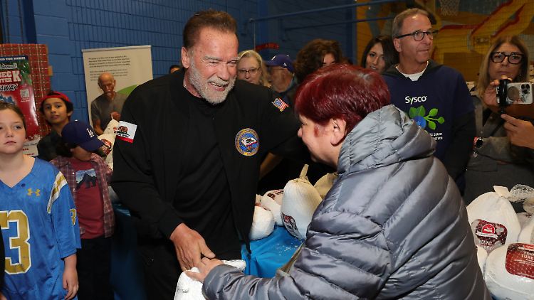 Hier setzt sich "Arnie" beim Verteilen von Truthähnen noch für die Gemeinschaft ein.