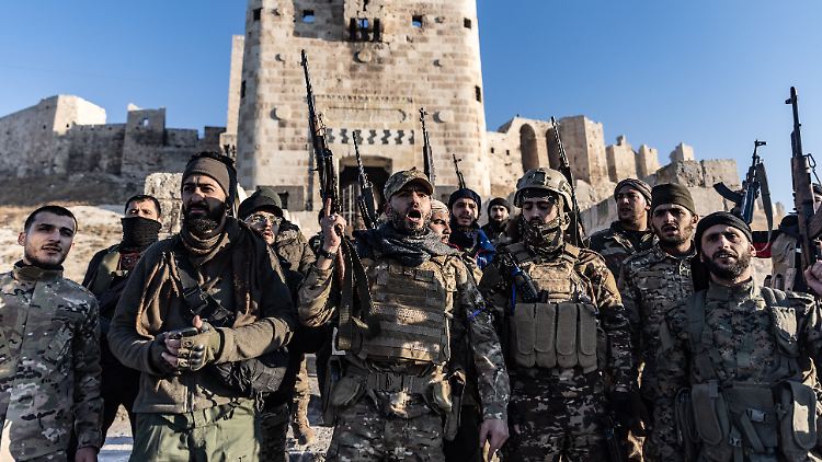 Syrische Rebellen vor der historischen Zitadelle in Aleppo. 