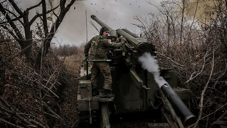Ein ukrainischer Artillerist lädt im Osten der Ukraine nach.