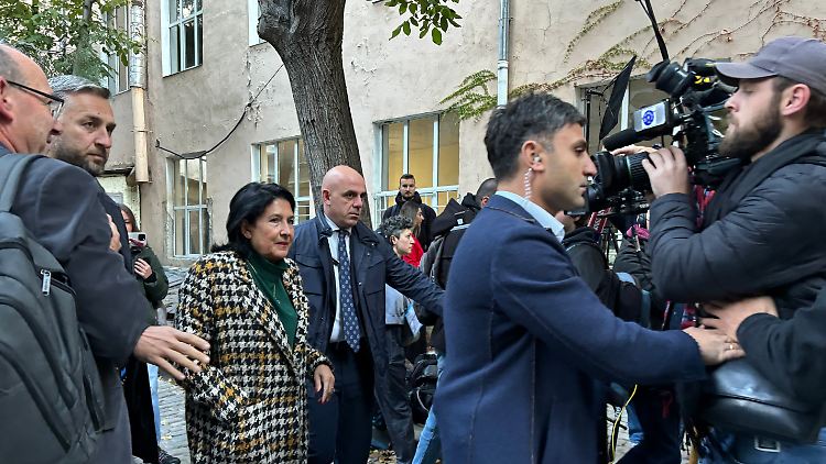 "Ich bleibe Ihre Präsidentin", sagte Salome Surabischwili in ihrer Videobotschaft.