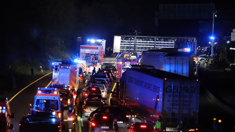 Stau auf der A1, wo der Chaos-LKW quer zur Fahrbahn steht.