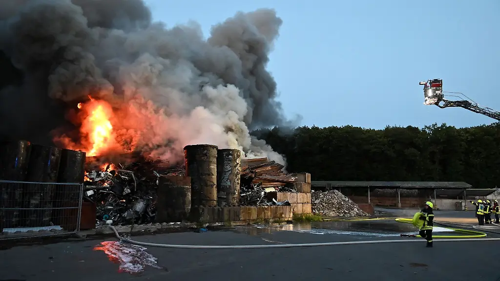 Feuerwehrleute-loeschen-einen-Brand-auf-einem-Recyclinghof-in-Marl