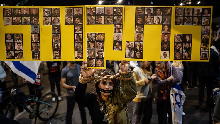 In Tel Aviv protestieren Hunderte Menschen gegen Netanjahu. Sie fordern ein Waffenstillstandsabkommen und einen Geiselaustausch mit der Hamas. 