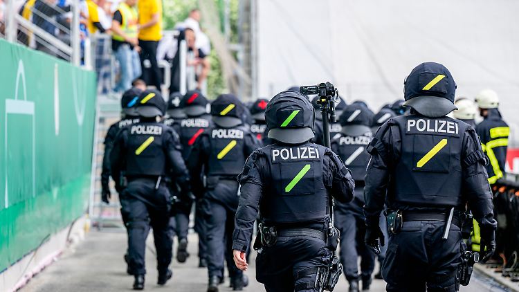 Die Polizei bei einem früheren Einsatz im Stadion in Jena.