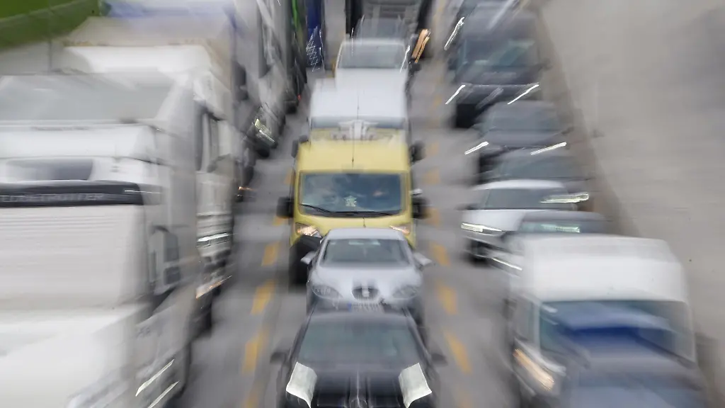 Fahrzeuge-stauen-sich-auf-einer-Autobahn