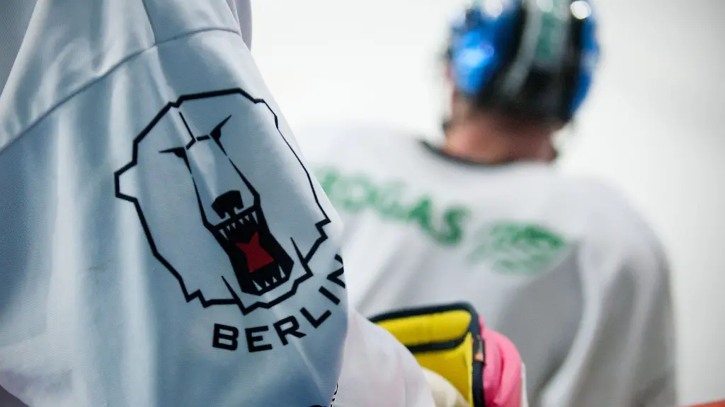 Das-Logo-der-Eisbaeren-Berlin-ist-auf-einem-Trikot-zu-sehen