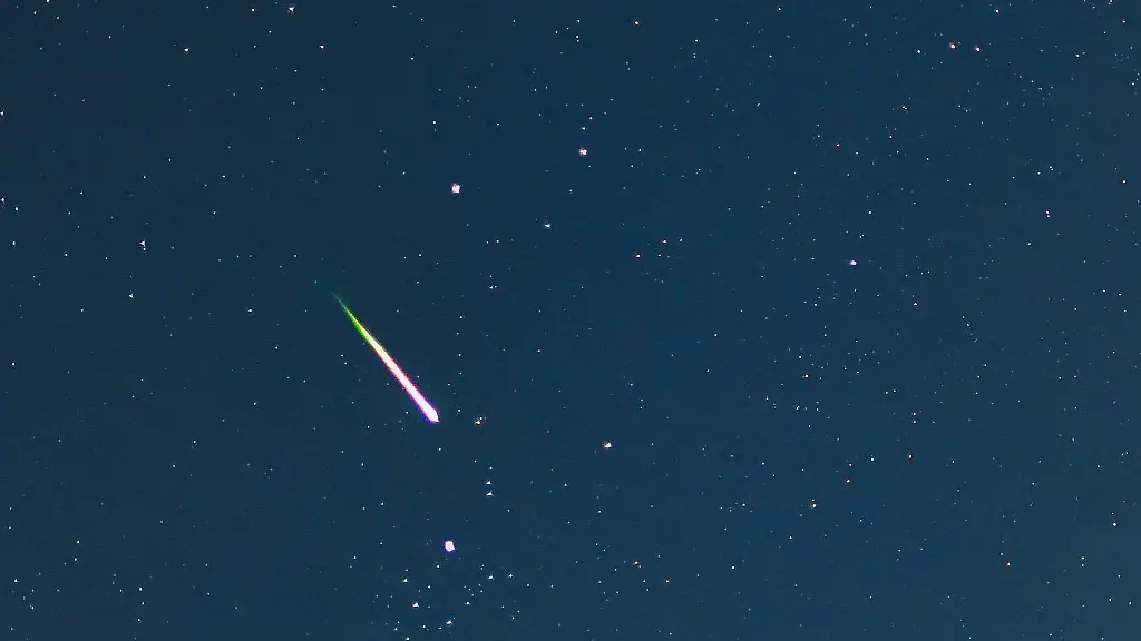 Eine-Sternschnuppe-leuchtet-am-Nachthimmel