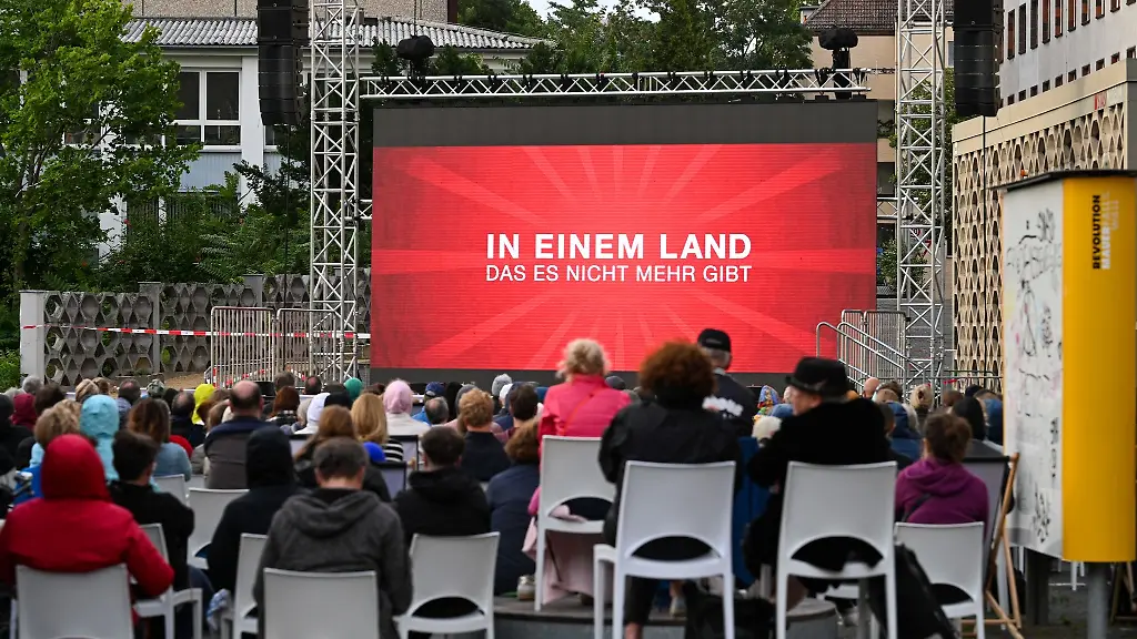 Etwa-350-Zuschauer-verfolgen-im-Campus-Kino-im-Innenhof-der-ehemaligen-Stasi-Zentrale-die-Auffuehrung-des-Films-Jetzt-in-einem-Land-das-es-nicht-mehr-gibt-von-Regisseurin-Aelrun-Goette