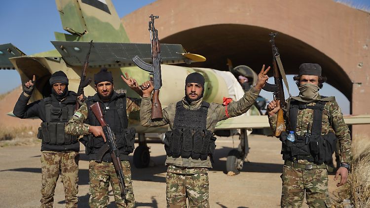 Kämpfer der Syrischen Nationalen Armee (SNA), die an der Rebellenoffensive teilnehmen. 