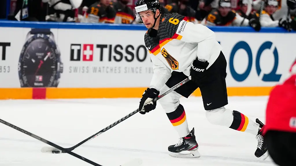 Deutschlands-Kai-Wissmann-kontrolliert-den-Puck