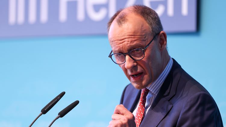 "Immer wenn es für die SPD eng wird, wird die Angst der Menschen vor Krieg mobilisiert", so Merz.