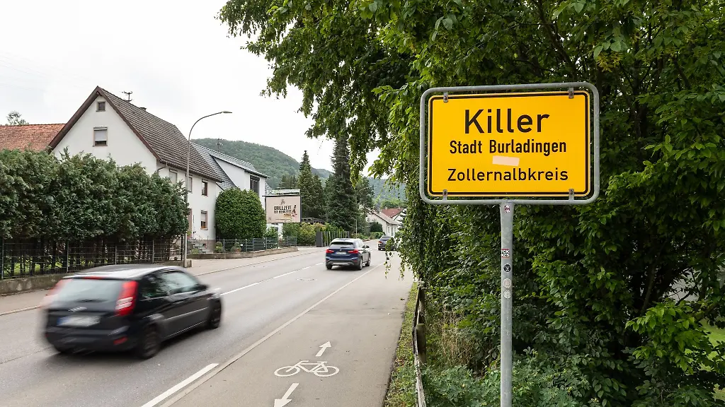 Autos-fahren-an-dem-Ortsschild-des-Ortes-Killer-vorbei