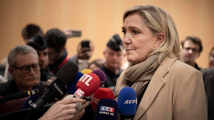 Le Pen sagte, die Regierung habe die Diskussionen um den Haushalt "faktisch beendet". 