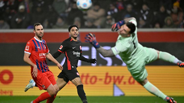 Bei Omar Marmoush können die Gegenspieler derzeit meist nur hinterherschauen.