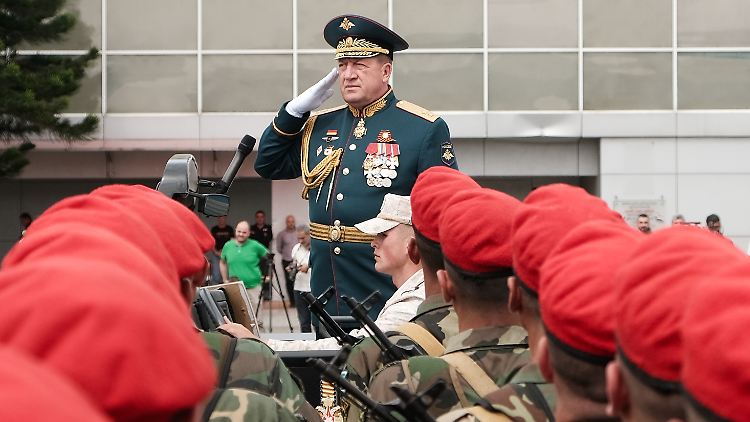 General Sergej Kisel bei einer Militärparade.