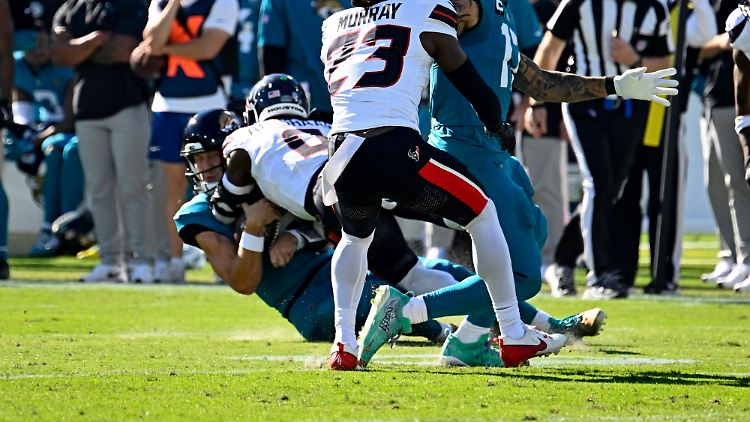 Jaguars-Quarterback Trevor Lawrence wurde in der NFL hart getackelt.