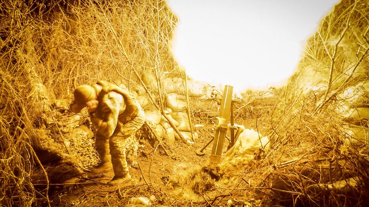 Ukrainische Soldaten feuern Militärangaben zufolge einen 120-mm-Mörser auf russische Stellungen in der Region Donezk.