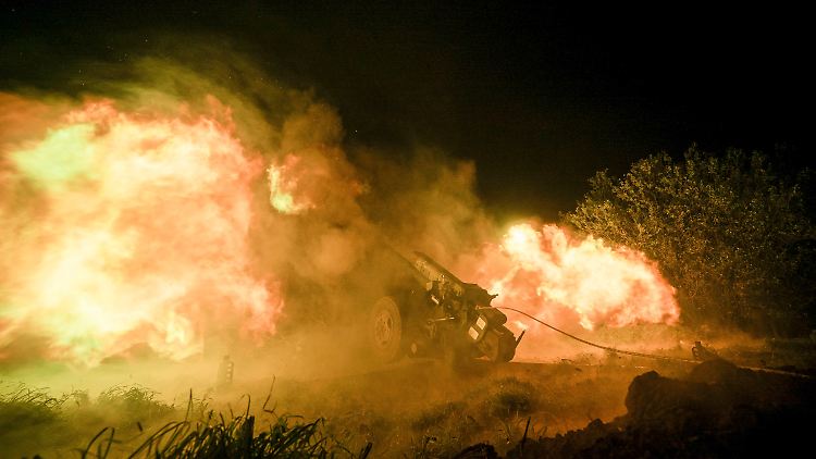Von Drohnen, über Granaten, Panzer und Raketen: die Nachfrage nach Kriegsgerät ist groß. Hier feuern ukrainische Soldaten mit einer Artilleriekanone auf russische Stellungen. 
