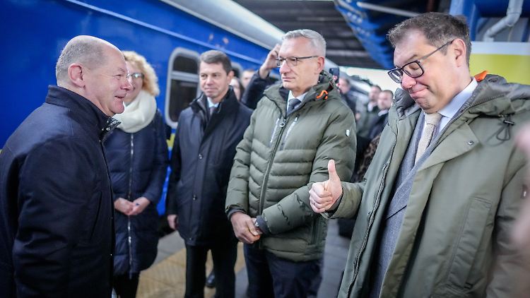 Scholz nach seiner Ankunft mit dem Sonderzug auf dem Zentralbahnhof der ukrainischen Hauptstadt Kiew. 