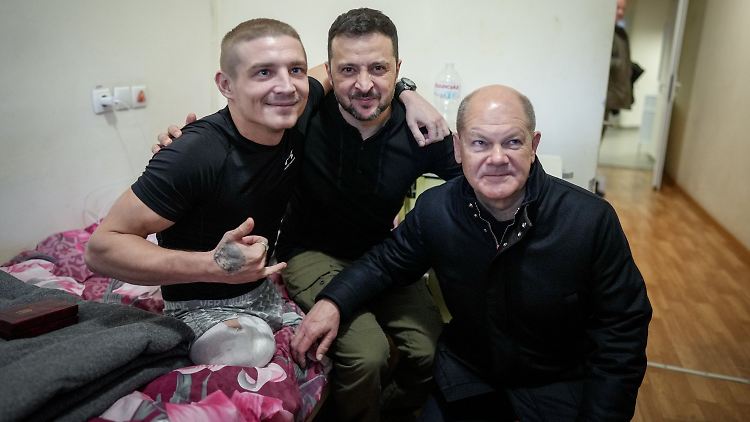 Der ukrainische Präsident Selenskyj (Mitte) verlieh einzelnen Soldaten bei seinem Klinikbesuch auch Orden.