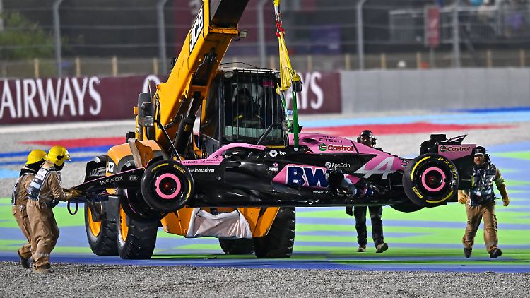 Die letzte Fahrt von Esteban Ocon im Alpine endete am Abschlepphaken.